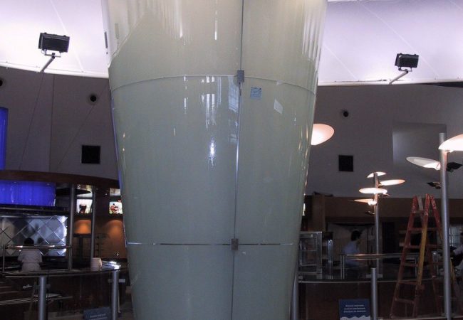 Pilar con vidrios (Aeropuerto)